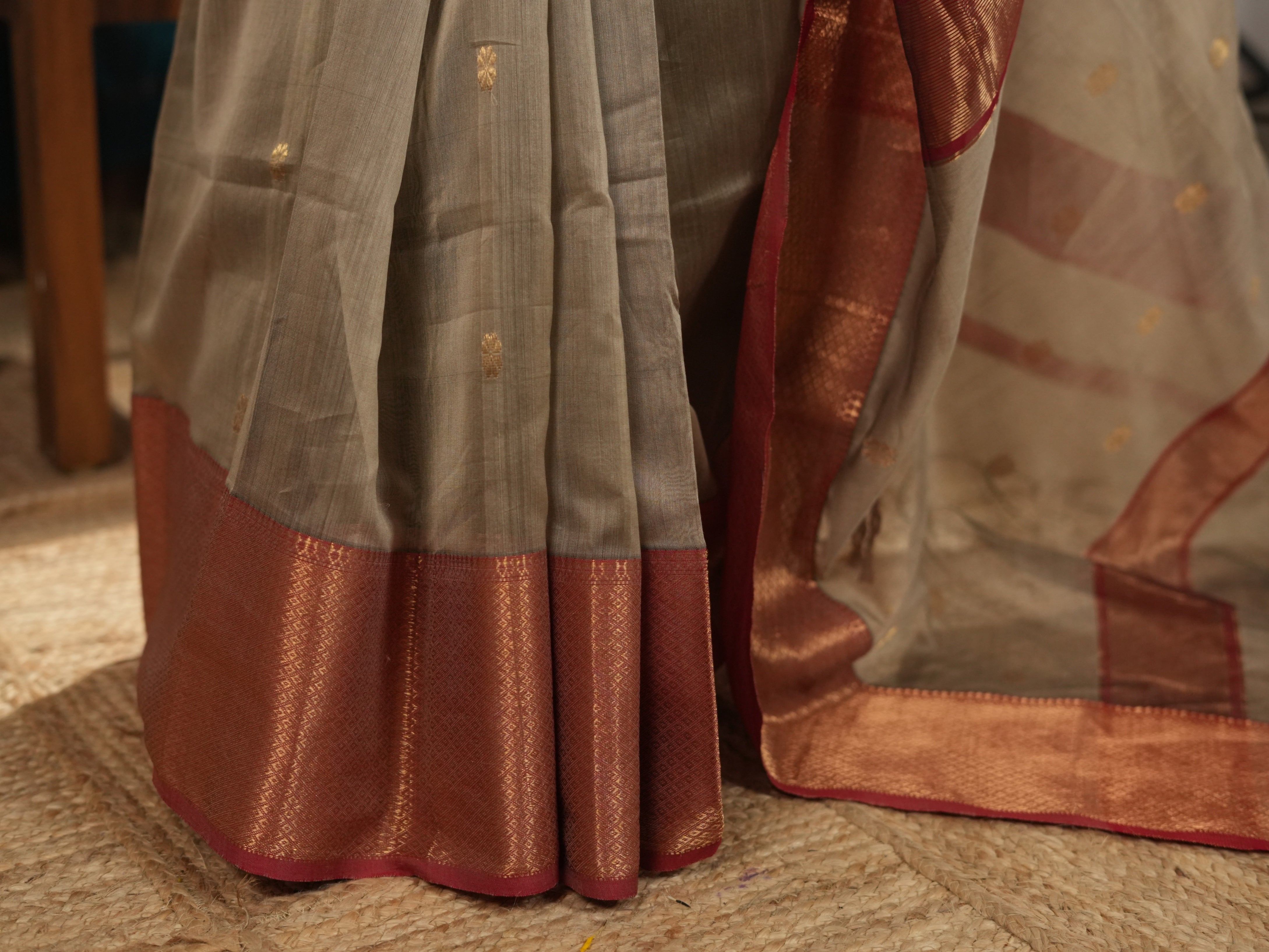 Timeless Charm Grey-Red Maheshwari Silk Saree with Heavy Border & Phool Booti